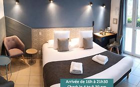 Logis Hotel La Rosiere----Situe Entre Bayeux Et Arromanches